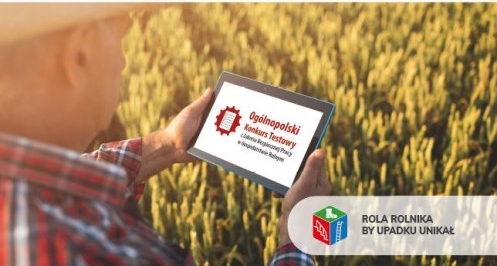 Krus - ogólnopolski program testowy rolnik na tle zboż z tabletem w dłoniach