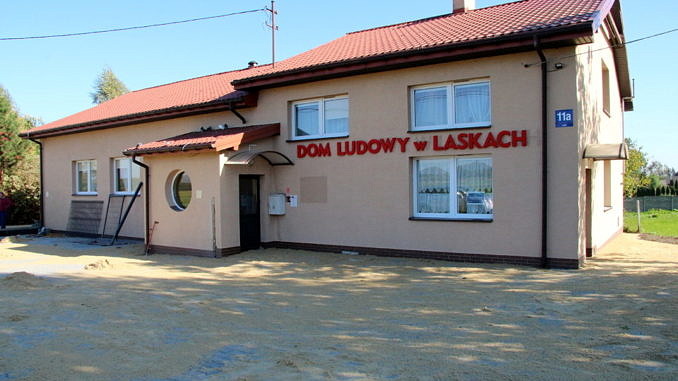 Budynek Domu Ludowego w Laskach i utwardzony kostką plac przed nim