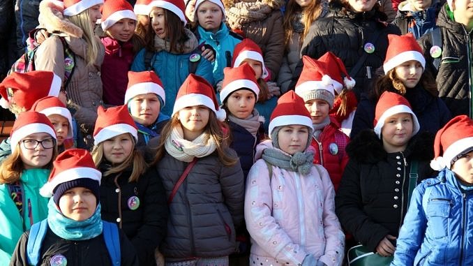 Grupa dzieci w milołajowych czerwonych czapkach