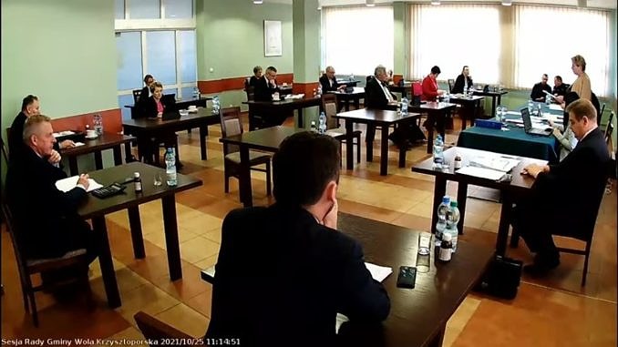 sesja Rady Gminy - radni i władze gminy siedza przt stolikach