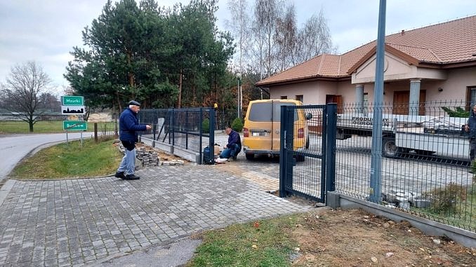 Budowa ogrodzenia przed domem ludowym w Budkowie - Mzurkach