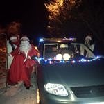 Św. Mikołaj i jego asysta przy samochodzie