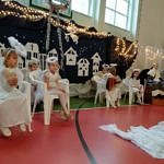 Dzieci przebrane za aniołki podczas przedstawienia jasełkowego
