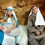 Dzieci przebrane za Maryję, Józefa z dzieciątkiem na tle papierowej groty