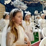 Dzieci przebrane za aniołki podczas przedstawienia jasełkowego
