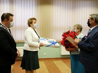 Kwiaty - gwiazda betlejemska - i upominek dla jubilatów od przewodniczącej RG