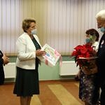 Kwiaty - gwiazda betlejemska - i upominek dla jubilatów od przewodniczącej RG
