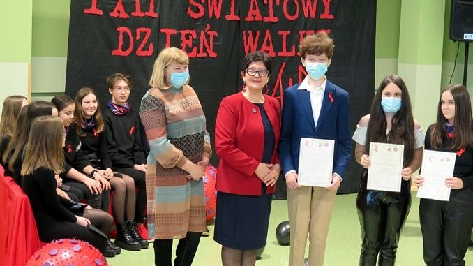 Uczniowie wyróżnieni w konkursie o AIDS/HIV dostają dyplomy i nagrody