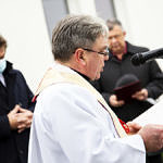 Ksiądz Andrzej Gruca podczas święcenia budynków