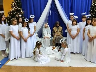 Przedstawienie jasełkowe -dzieczynki w białych sukienkach jako anioły, Józef, Maryja, Dzieciątko