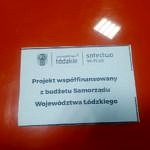 Naklejka na traktorku: napis projekt współfinansowany z budżetu Samorządu Województwa Łódzkiego