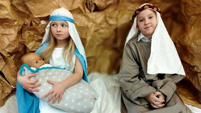 Dzieci przebrane za Maryję, Józefa z dzieciątkiem na tle papierowej groty