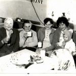 stare czarno-białe zdjęcie - kobiety przy stole