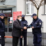Wójt i policjanci przed Urzędem Gminy - przekazanie luczyków do radiowozu