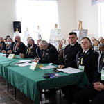Uczestnicy zjazdu powiatowego OSP w mundurach przy stołach