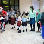 Zabawa choinkowa w Gąskach - dzieci zabawa Mikołaj dorośli z dziećmi