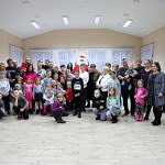 Zabawa choinkowa w Gąskach - dzieci zabawa Mikołaj dorośli z dziećmi