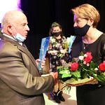 Władysław Wawrzyńczak odbiera gratulacje z rąk przewodniczącej Rady Gminy Małgorzaty Gniewaszewskiej