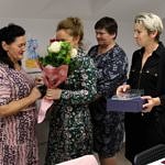 Przewodnicząca KGW Mąkolice Dorota Płosza odbiera kwiaty i statuetkę z rąk koleżnek