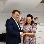 Przewodnicząca KGW Dorota Płosza odbiera gratulacje od wójta Romana Drozdka