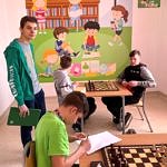 Uczniowie podczas rozgrywek szachowych