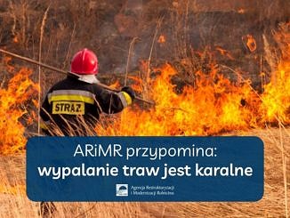 Srażak gasi pożar traw; napis na niebieskim tle: ARiMR przypomina: wypalanie traw jest karalne