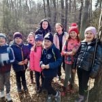 Grupa dzieci w lesie
