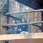 Dwoje młodych ludzi soedzi na bakonie domku w Wygodzie