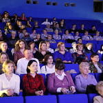 Publiczność (głównie kobiety) w sali koncertowej GOK