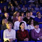 Publiczność (głównie kobiety) w sali koncertowej GOK