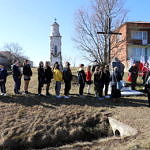 Młodzież szkoły podstawowej w bujnach przed obeliskiem pamięci pomordowanych