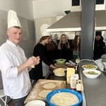 młodzi kucharze przyrządzają potrawy