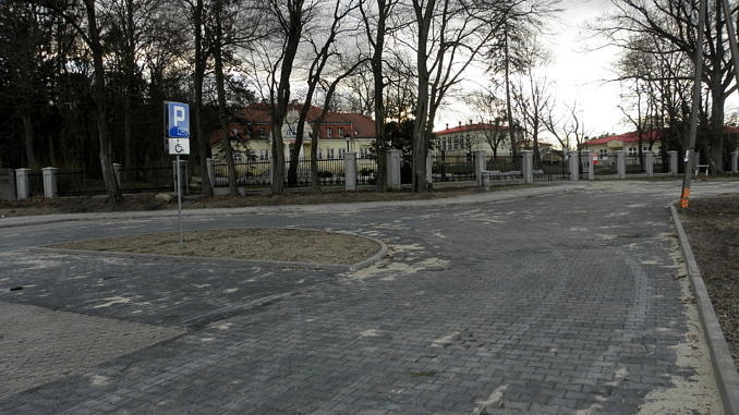 Parking z betonowej kostki przy szkole w Parzniewicach