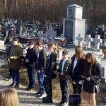 Młodzież szkolna podczas wystąpienia na cmentarzu