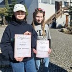 Dwie dziewczyny pokazują przyznane im dyplomy