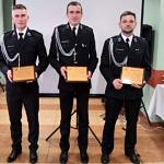 trzej strażacy stoja z dyplomami