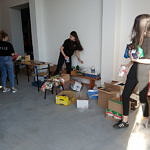 Dziewczyny z młodzieżowej drużyny OSP Gomulin przygotowują paczki