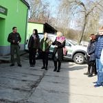 Uczniowie przed budynkiem schroniska w Bełchatowie