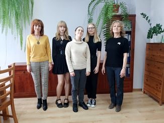 Wyrónione uczennice wraz z nauczycielkami języka polskiego Anną otwinowską i Gabrielą Adryańczyk