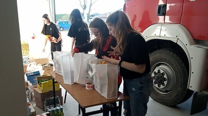 Dziewczyny z młodzieżowej drużyny OSP Gomulin przygotowują paczki