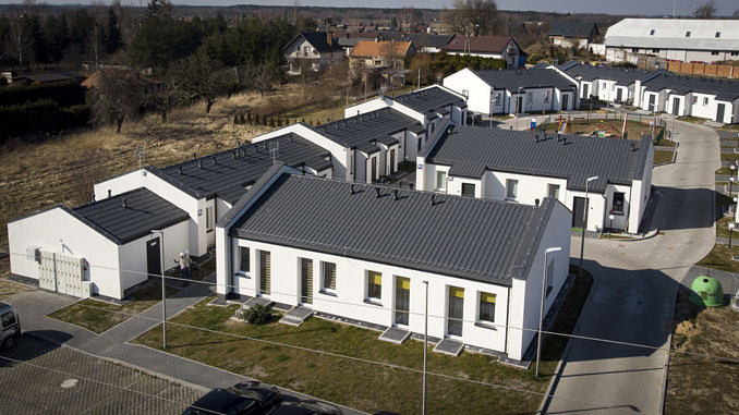 Budynki komunalne w Woli Krzysztoporskiej - nowe osiedle białych domkw z lotu ptaka