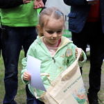 Mała dziewczynka z torbą i dyplomem