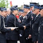 Wójt gminy Roman Drozdek i druh Włodzimierz Kapiec wręczją medale zasłużonym strażakom