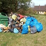 Góra śmieci zapakowanych w worki i kontener