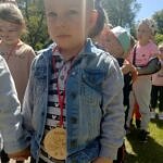 dzieci z medalami