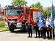 Nowy samochód ratowniczo-gaśniczy i strażacy ze sztandarami