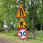 ostrzegawcze znaki drogowe z ograniczeniem do 30 km