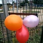 Balony zawieszone na bramie