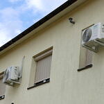 Klimatyzatory i rolety na ścianie budynku