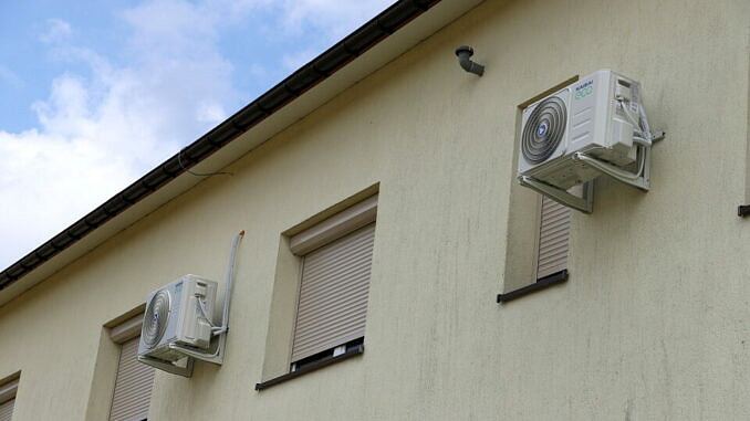 Klimatyzatory i rolety na ścianie budynku